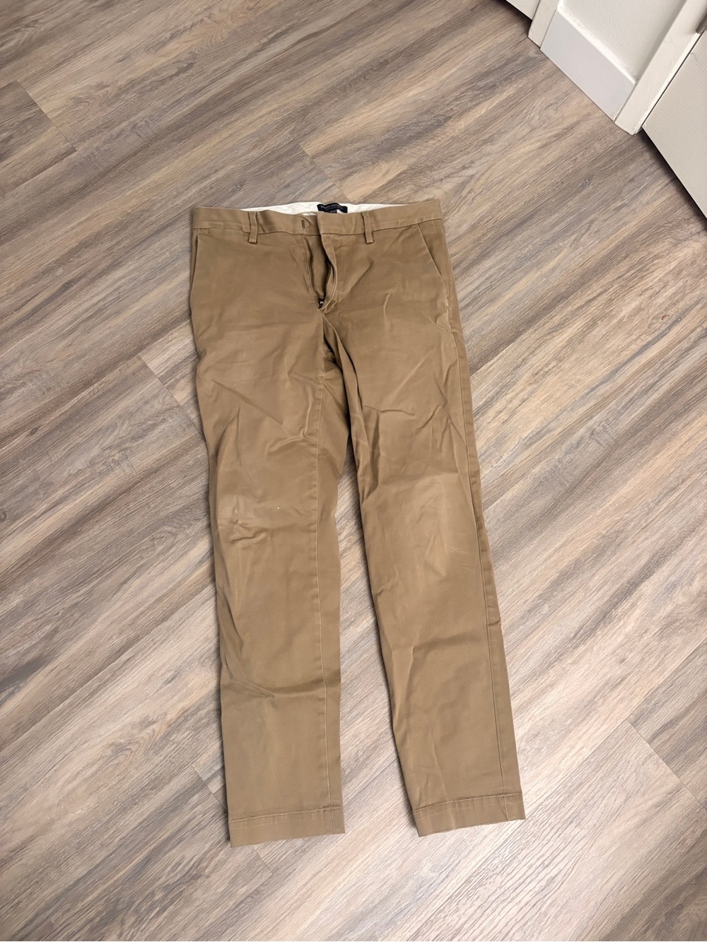 Men's Banana Republic Classic Chino Pants in Khaki